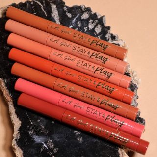 Připravte se na spoustu zábavy s novou pastelkou na rty Stay & Play od L.A. Girl. Tato matná rtěnka v tužce nejenže udrží...